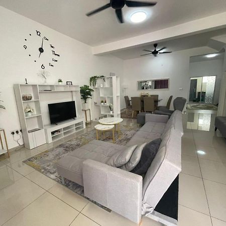 Safiyya Homestay Kluang Extérieur photo