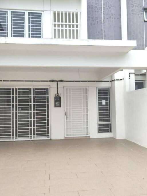 Safiyya Homestay Kluang Extérieur photo