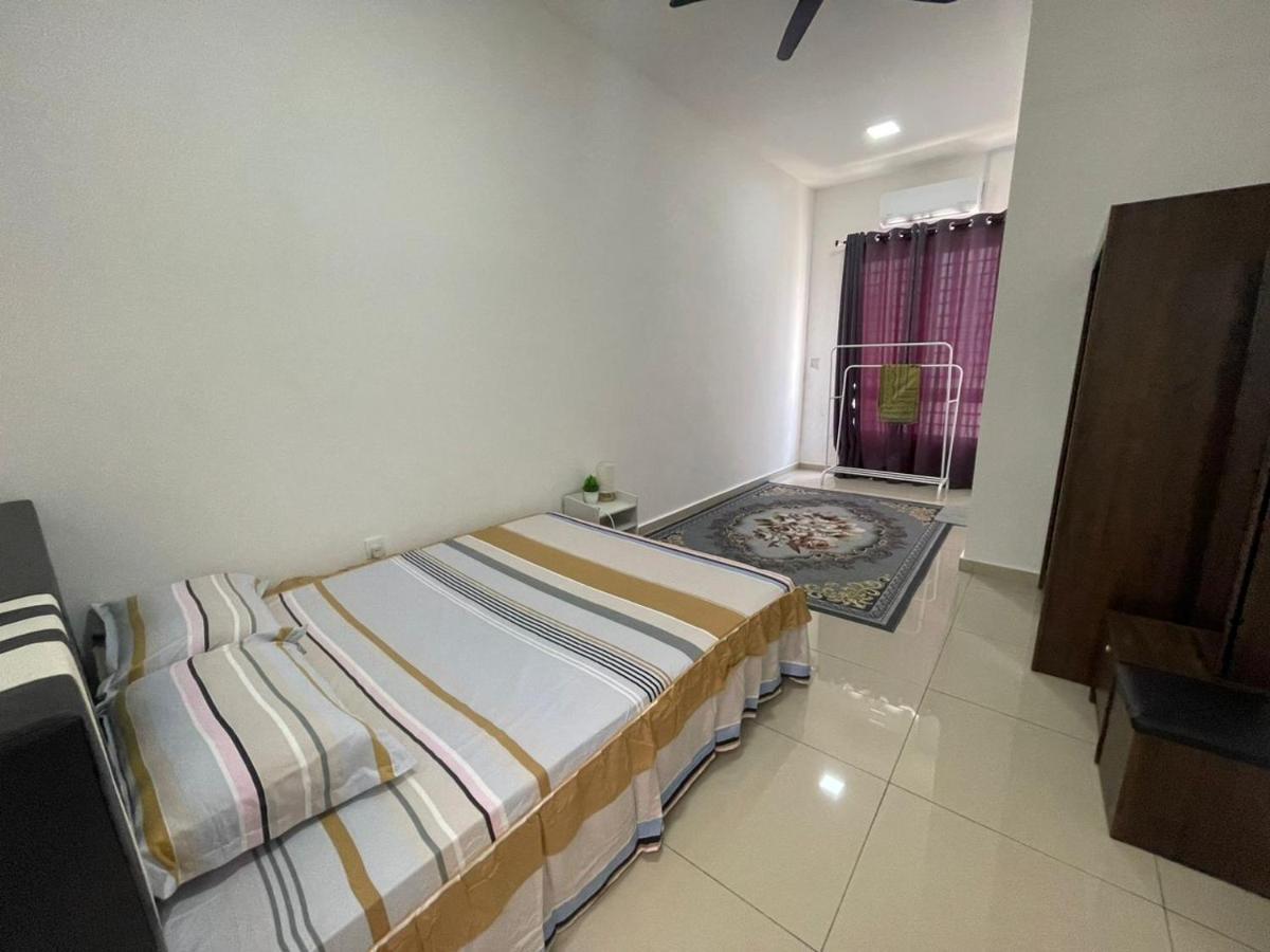 Safiyya Homestay Kluang Extérieur photo