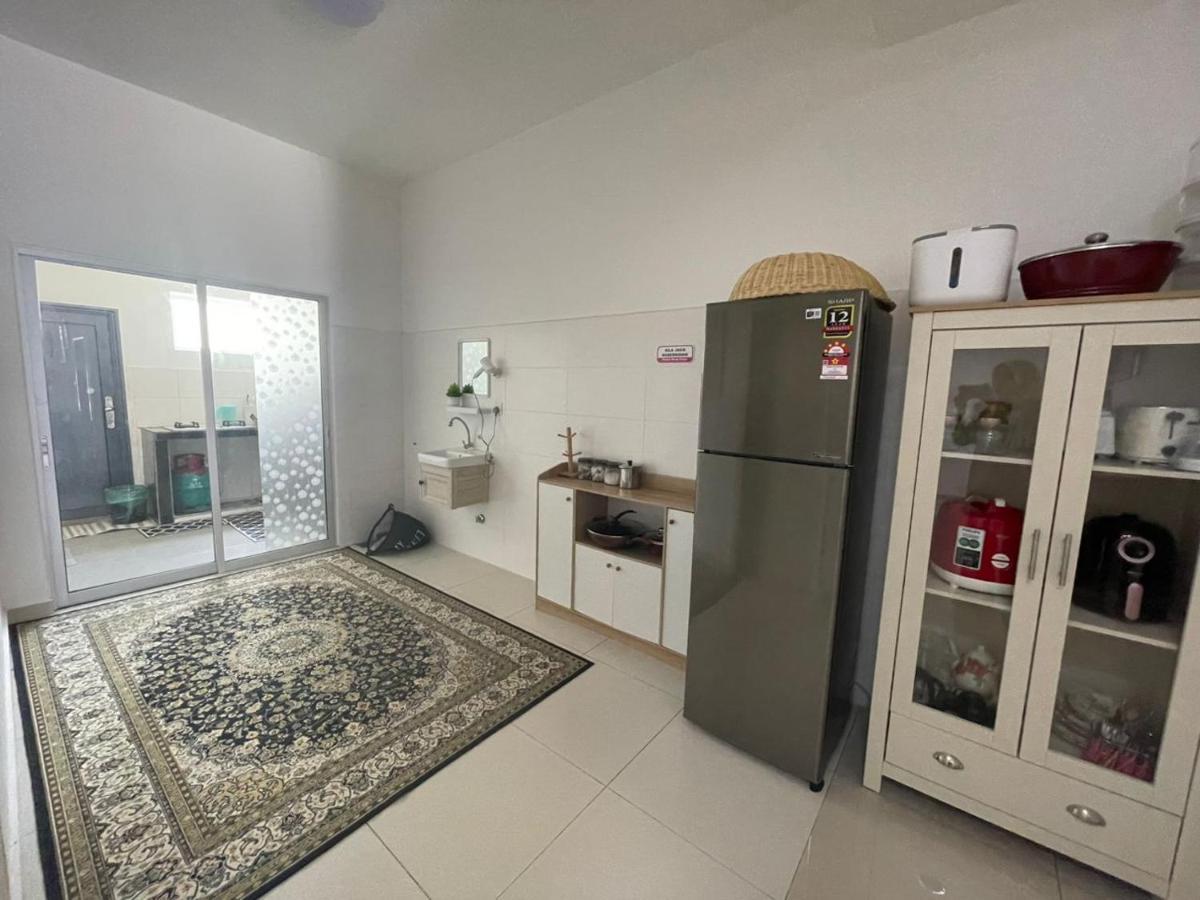 Safiyya Homestay Kluang Extérieur photo